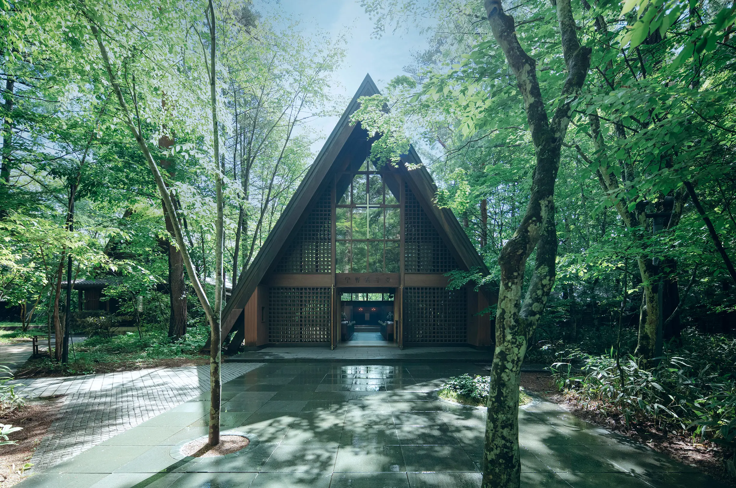 写真：三角屋根の軽井沢高原教会