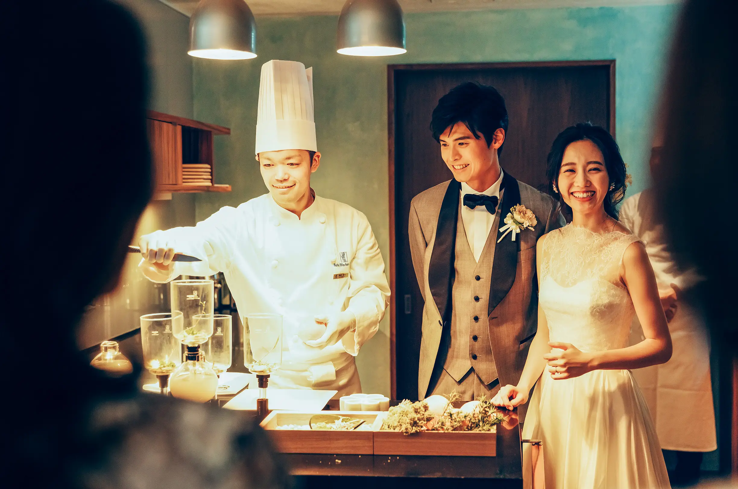 写真:ヨコブキヴィラ キカフでのふたりとホテルシェフ