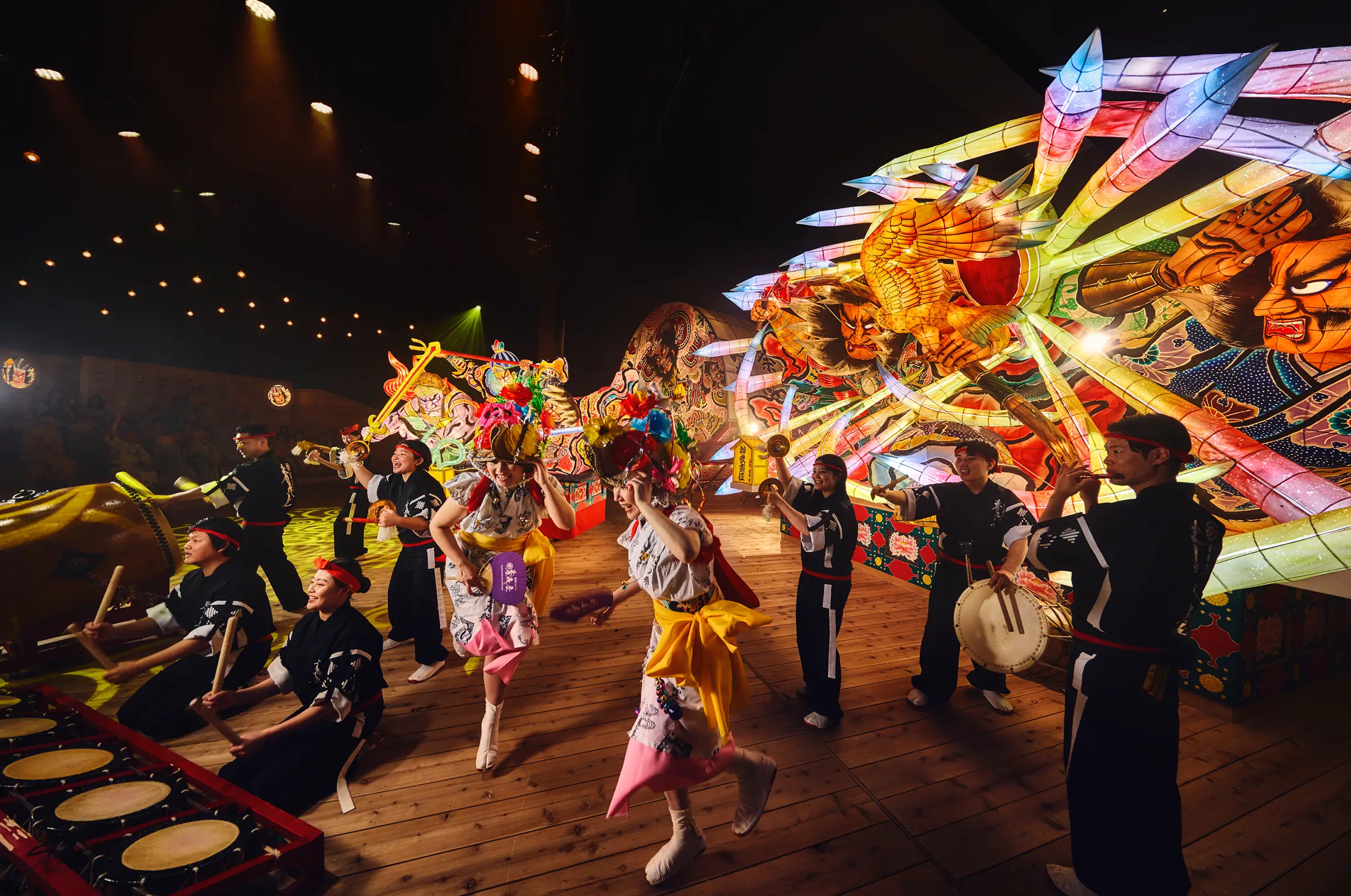 写真：青森屋オリジナルのショー