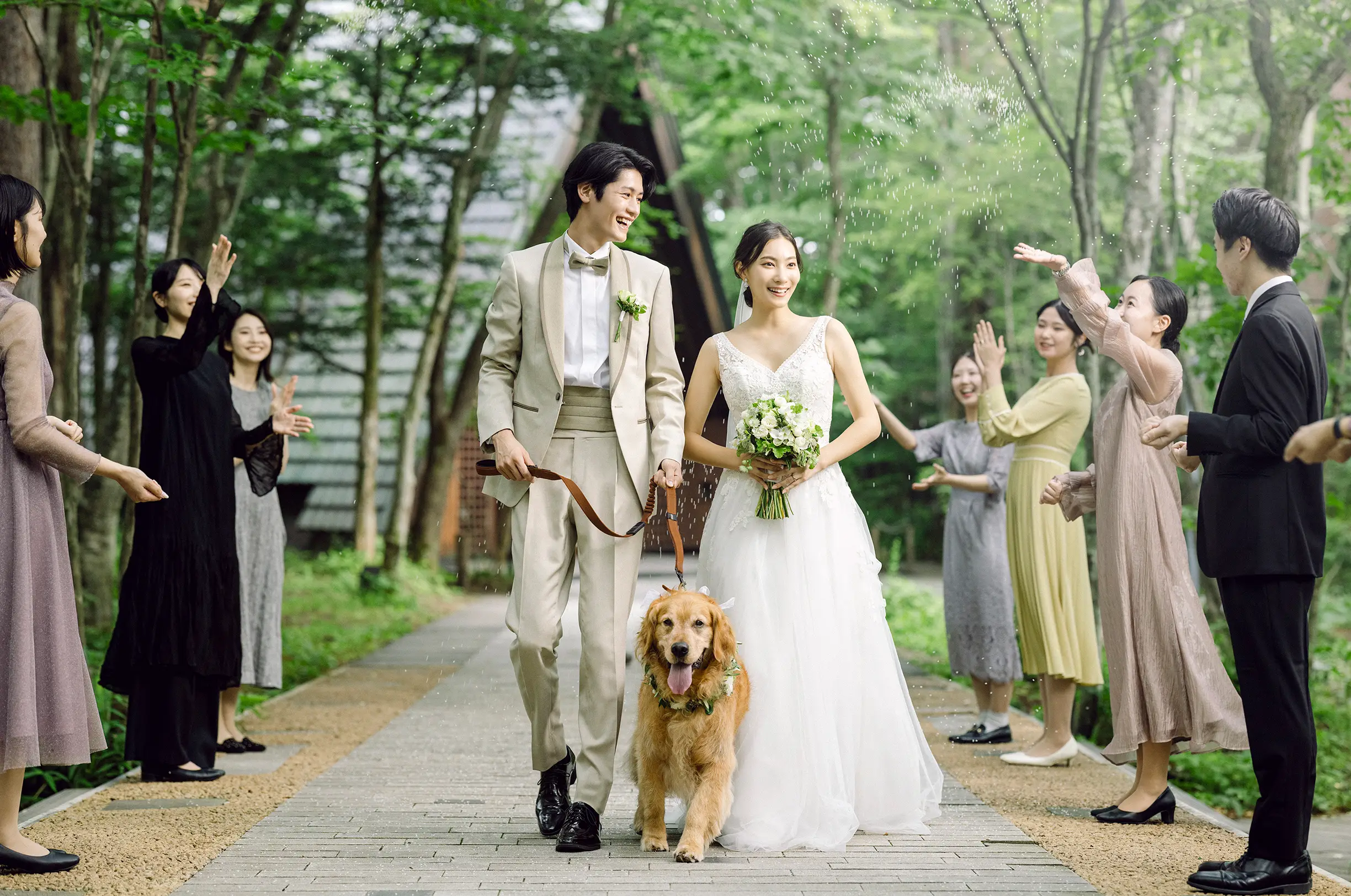 写真：愛犬と一緒のライスシャワー