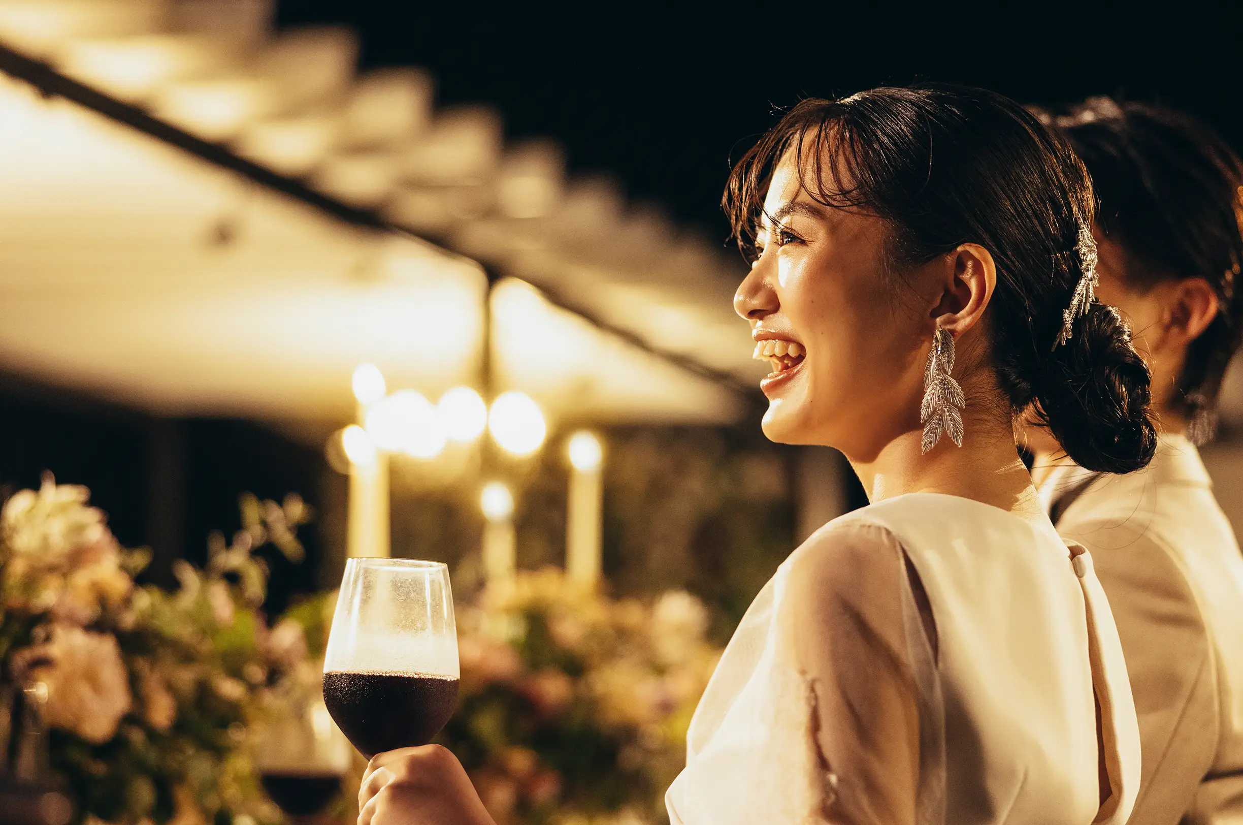 写真：夜空の下のパーティ