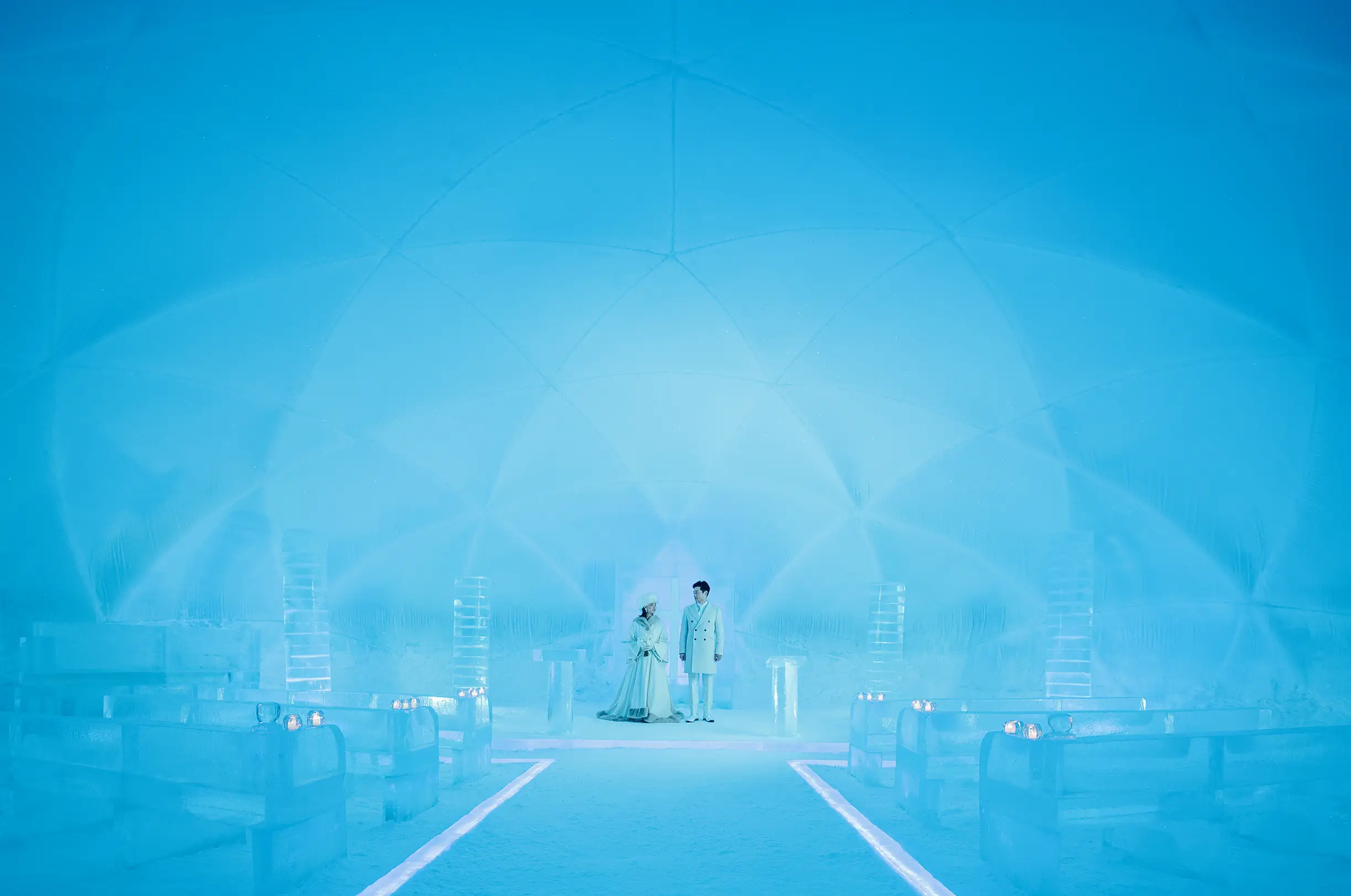 写真：氷の教会のふたり