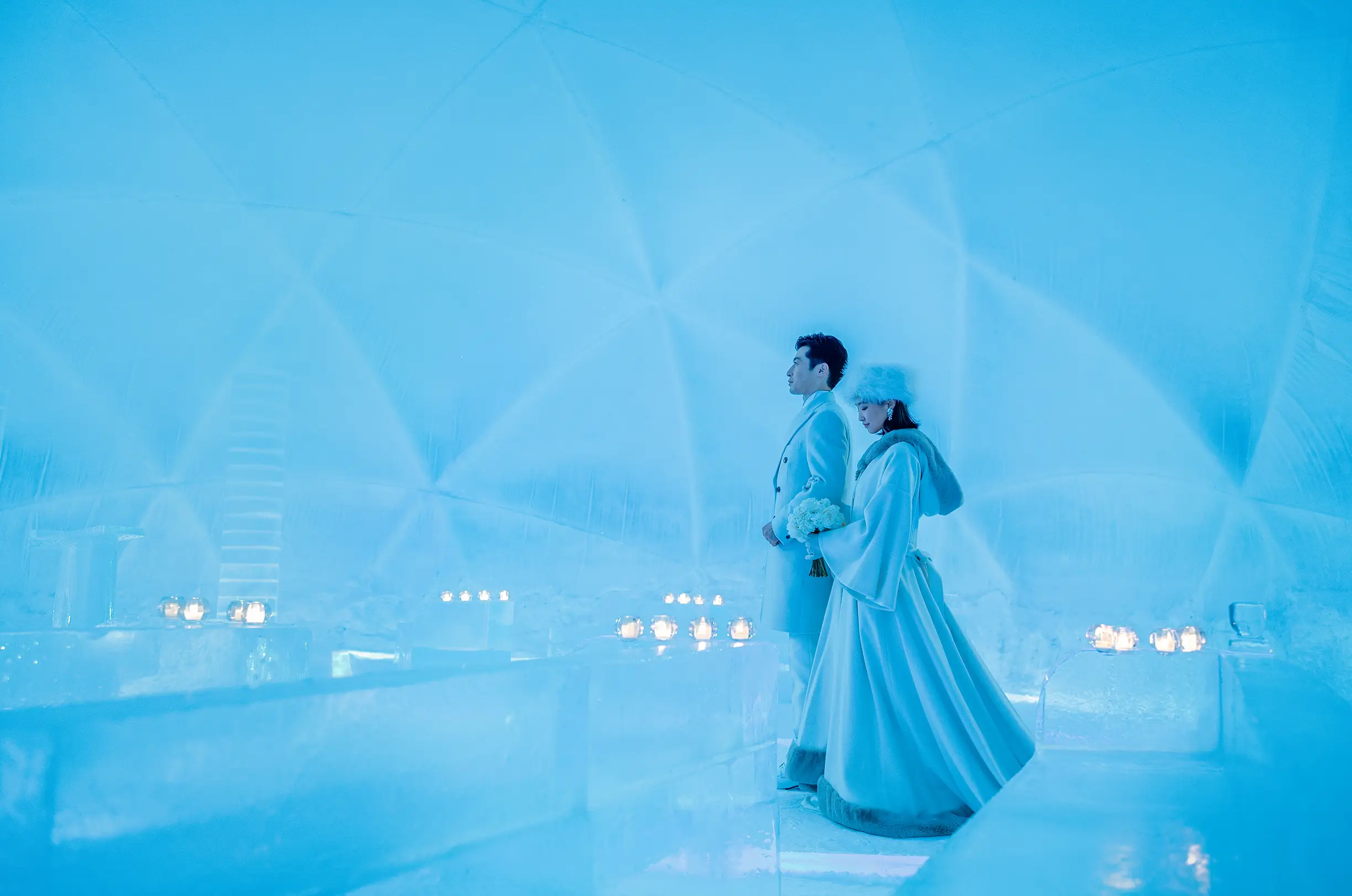 写真：氷の教会のふたり