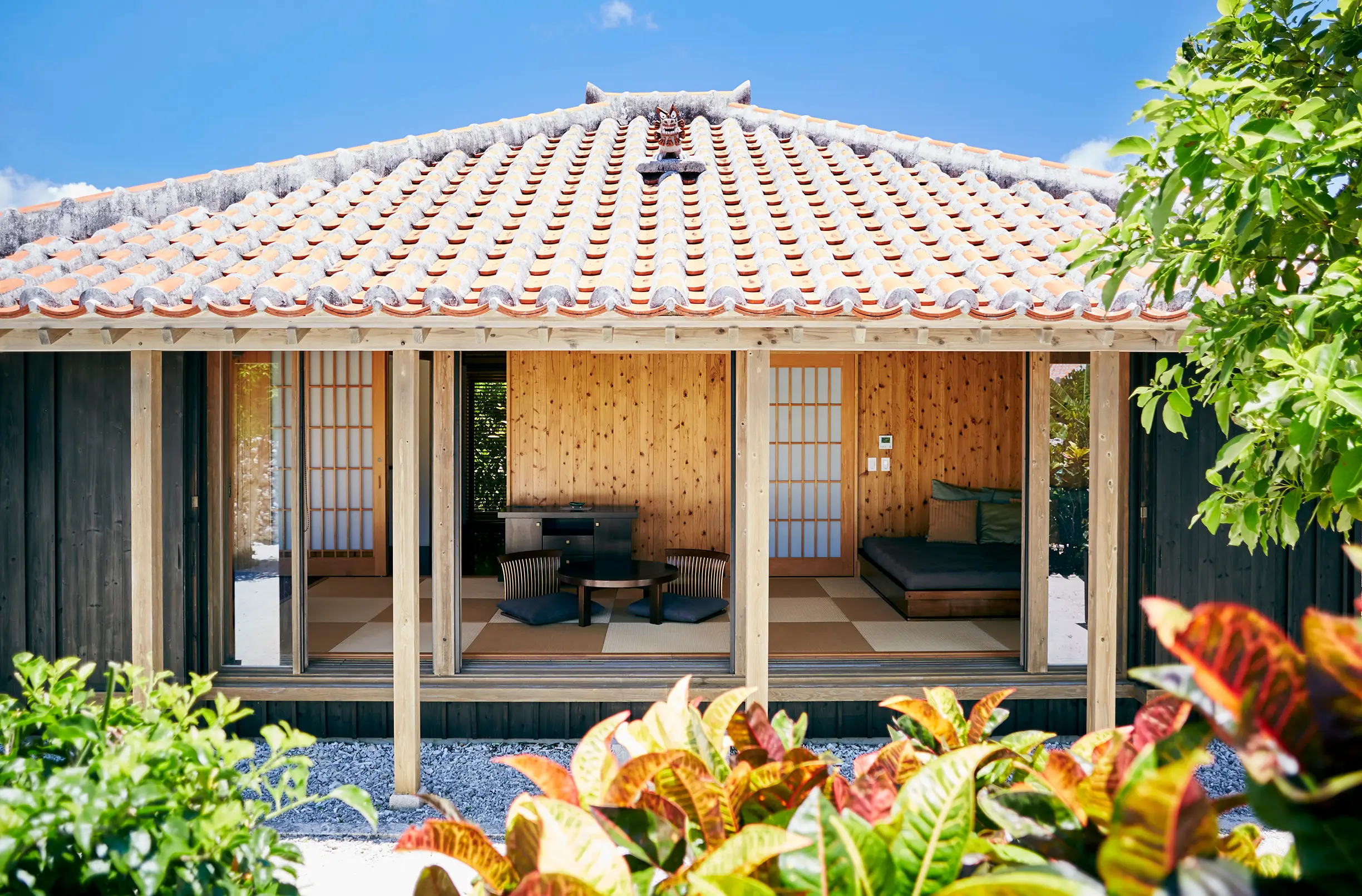 写真:星のや竹富島の赤瓦の客室