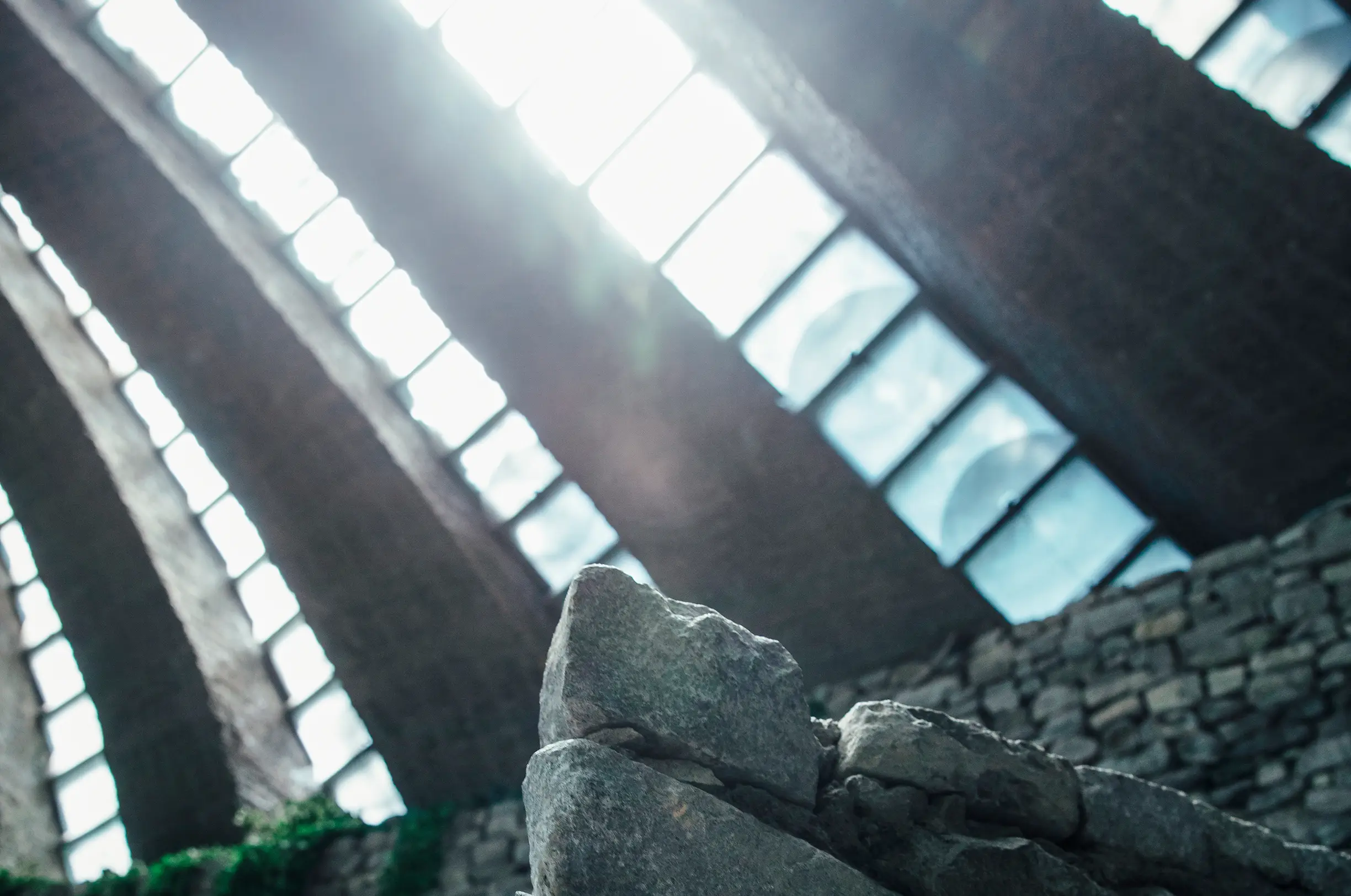 写真：石の教会 内村鑑三記念堂 天井のガラス