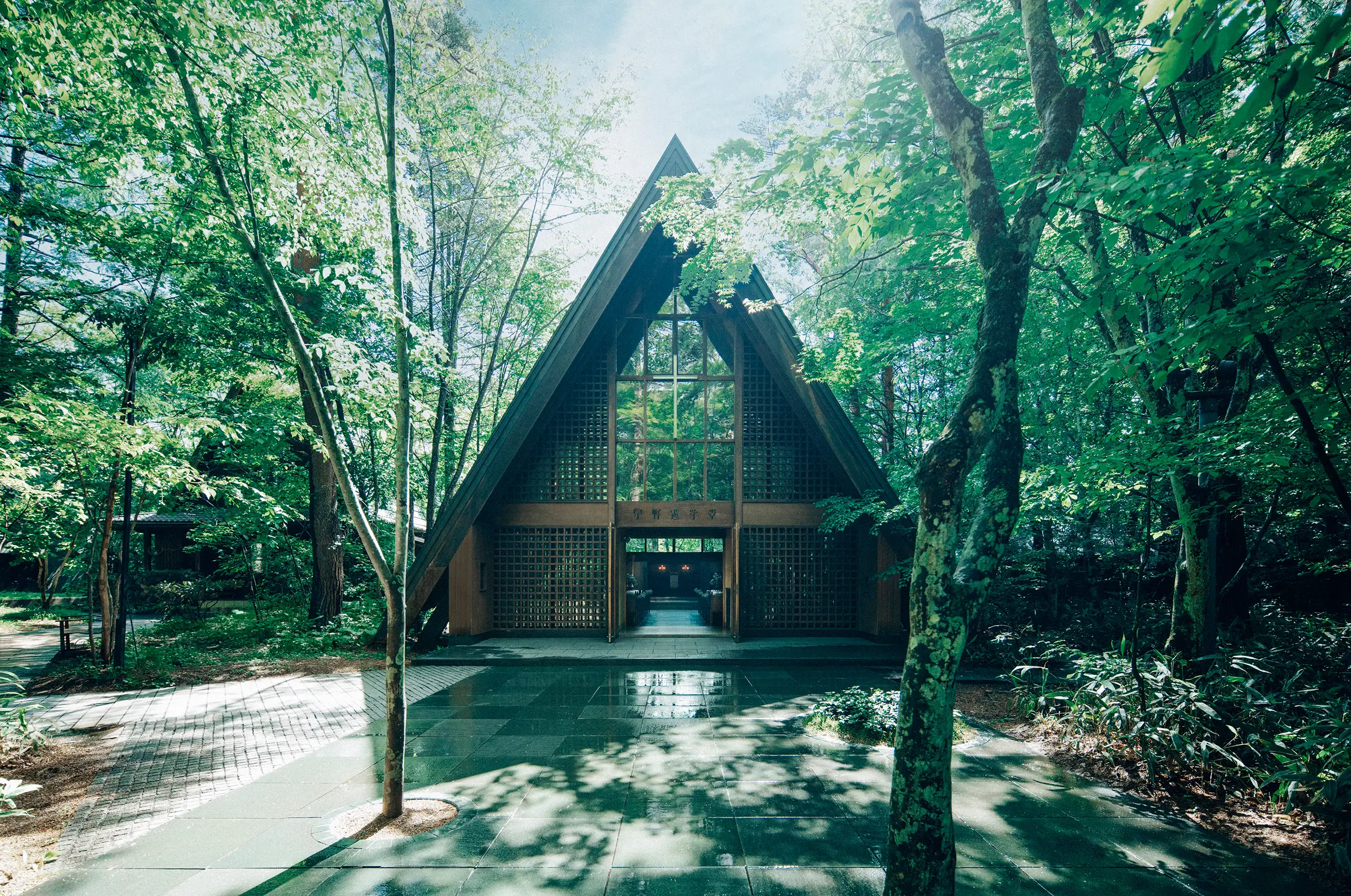 写真:三角屋根の軽井沢高原教会