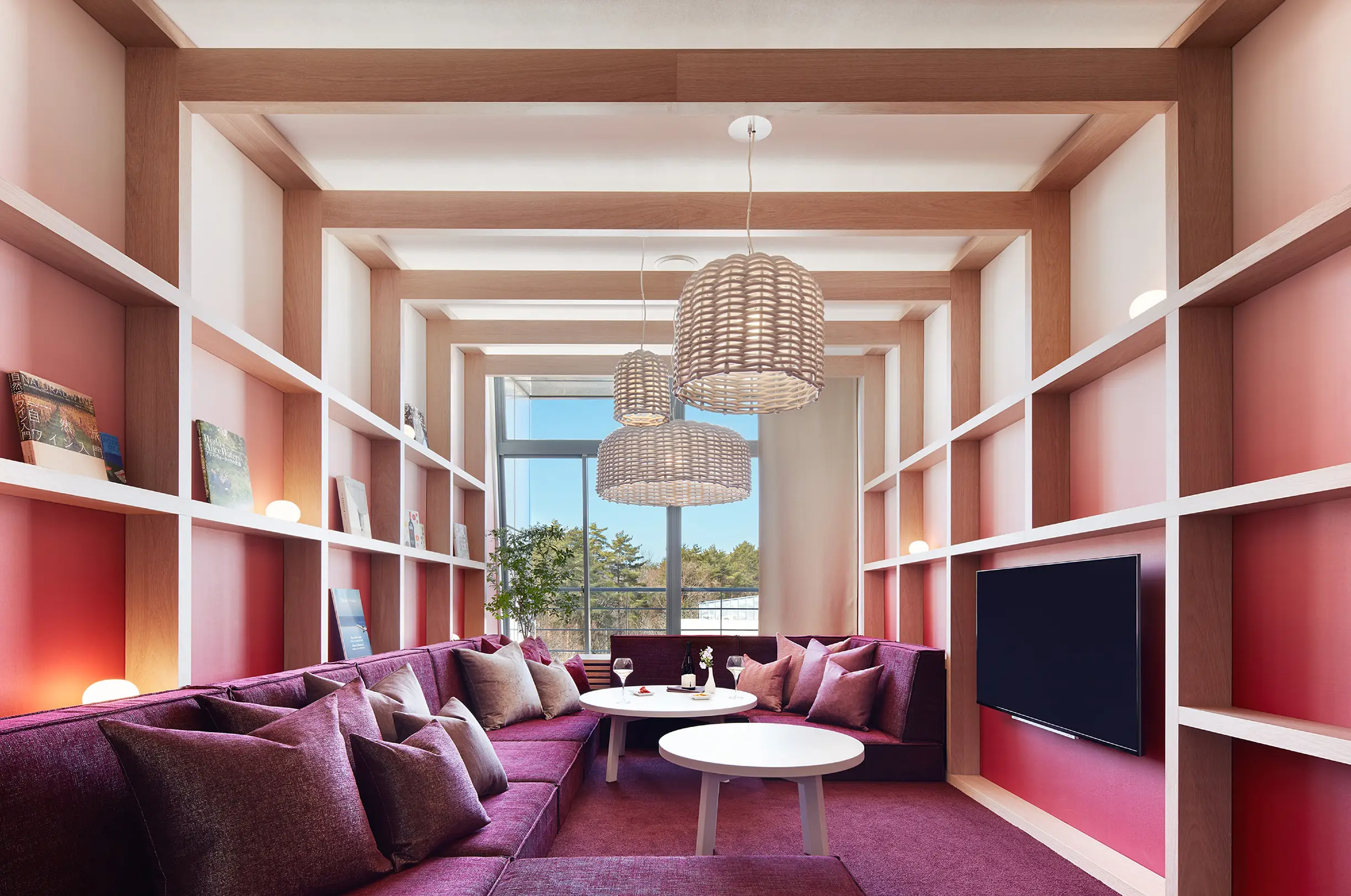 写真：リゾナーレ八ヶ岳 ボルドーカラーの客室