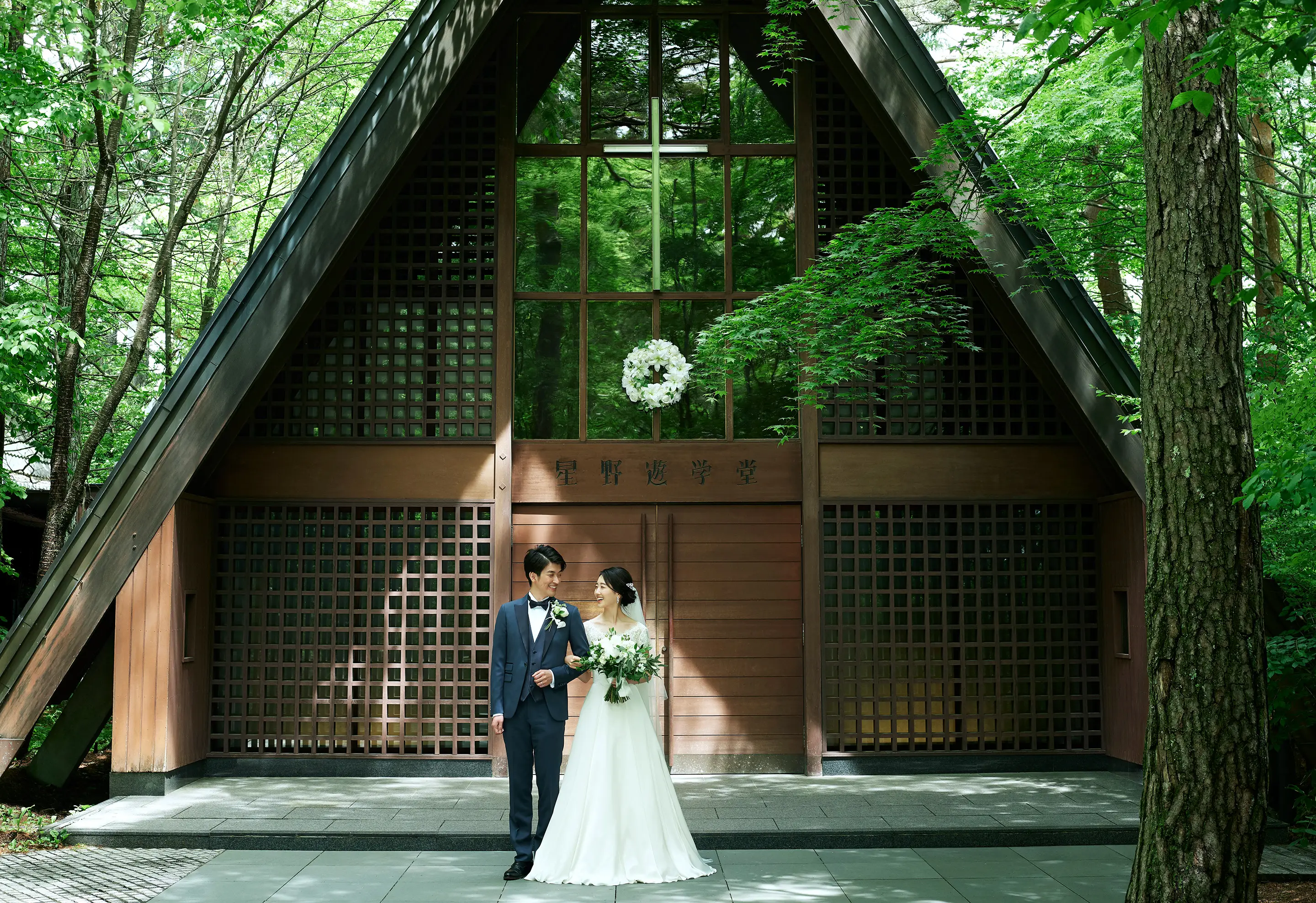 写真：結婚の誓いは歴史ある教会で