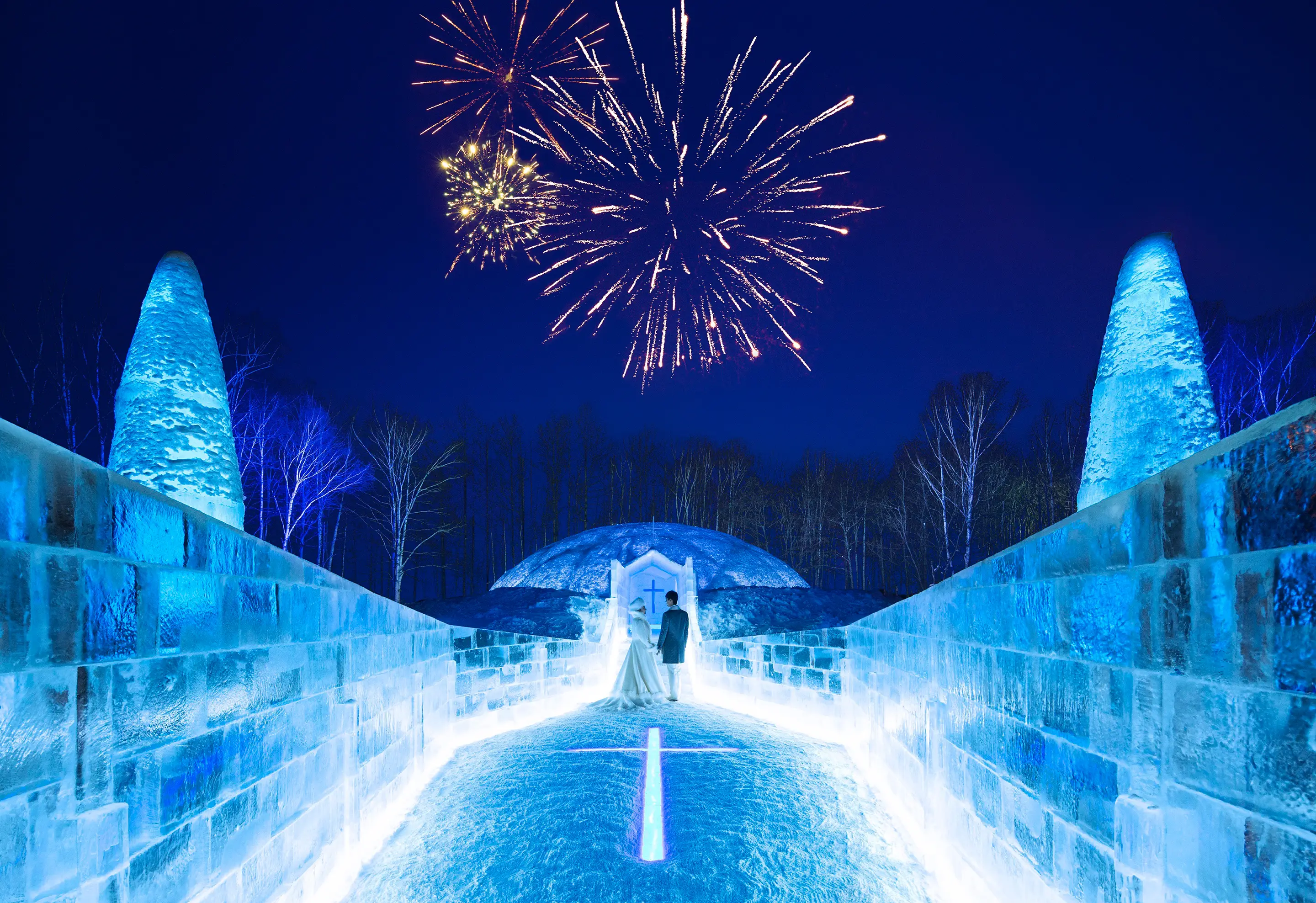 写真：雪と氷に結婚の誓いを刻む